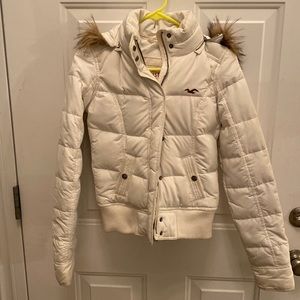 Hollister puffer jacket. Size small. Short-waisted.